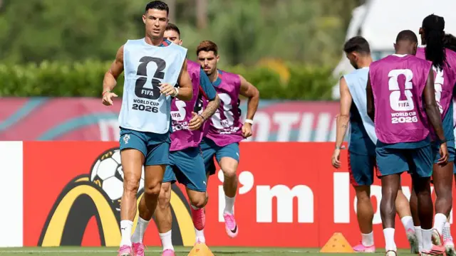 Portugal players on di field