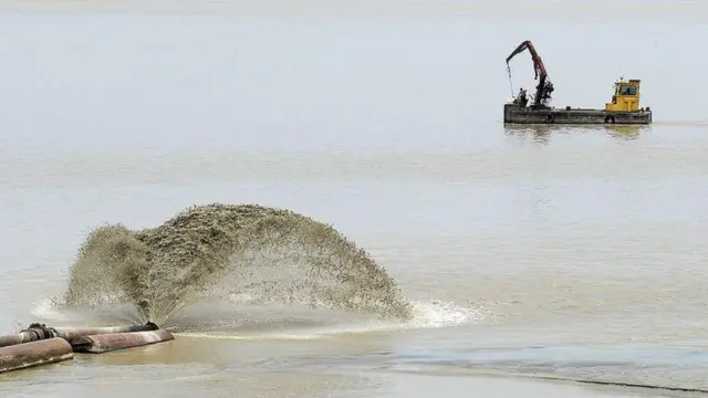 ড্রেজিং-এর কারণে ক্ষতিগ্রস্ত হচ্ছে ইলিশের বিচরণ ক্ষেত্র।