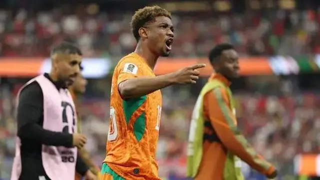 Amad Diallo dey for di middle of Norway players and Adingra wey dey for di background