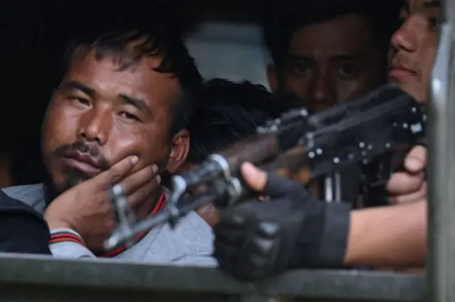 मणिपुर में हथियारबंद लोग