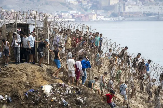 Onlarca göçmenin İspanya'ya bağlı Ceuta ile Fas arasındaki sınırı geçerken yaşadığı izdiham.