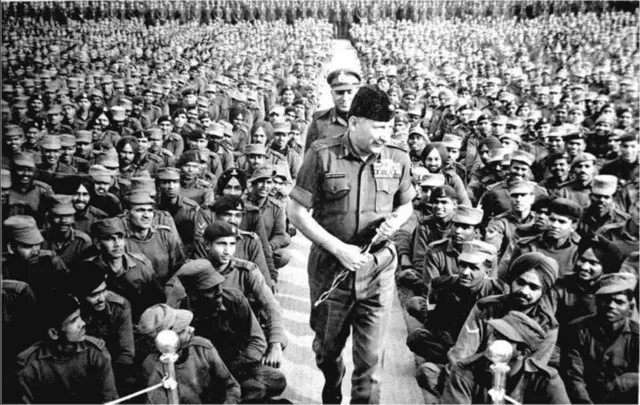 सॅम माणेकशॉ जवानांसोबत 