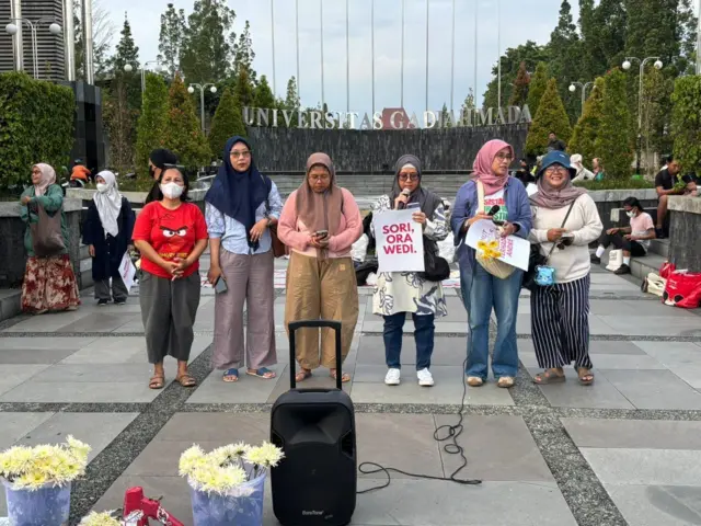 Enam orang perempuan berada di tengah lapangan di Bundaran UGM, Yogyakarta.