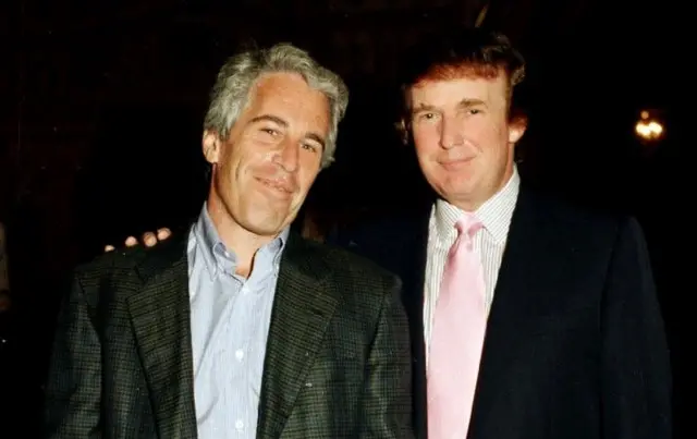 Tài phiệt Jeffrey Epstein và ông Donald Trump vào năm 1997 Tài phiệt Jeffrey Epstein và ông Donald Trump vào năm 1997