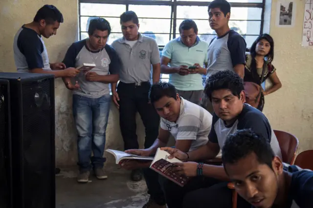 Grupo de jóvenes en Igual en la carrera para ser maestro rural. 