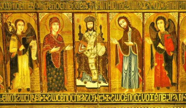 أيقونة قبطية أثرية، من القرن الـ 13 الميلادي، في صحن الكنيسة المعلَّقة في مصر القديمة بالقاهرة، وتمثل السيد المسيح في المنتصف جالسا على العرش ويضع تاج ملك الملوك وعلى يمينه القديسة العذراء مريم (بحسب التقليد القبطي)، وعلى يساره القديس يوحنا المعمدان في انحناءة رأس واتضاع، وأقصى اليسار يقف الملاك جبرائيل وإلى أقصى اليمين الملاك ميخائيل