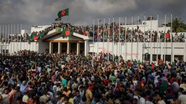শেখ হাসিনা পালিয়ে যাওয়ার পর গণভবন দখল করে সাধারণ মানুষ