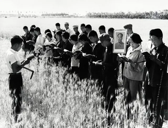 Campesinos chinos recitan pasajes del Libro Rojo de Mao antes de comenzar su jornada.
