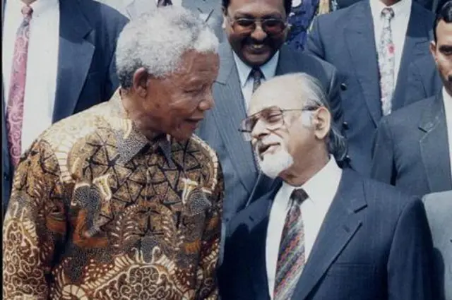 दक्षिण आफ्रिकेचे माजी राष्ट्राध्यक्ष नेेल्सन मंडेला आणि गुजराल