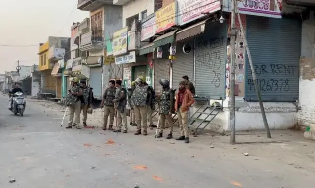 রাস্তায় পুলিশ মোতায়েন করা হয়েছে।