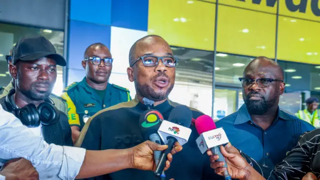 Ghana High Commissioner dey speak wit di press