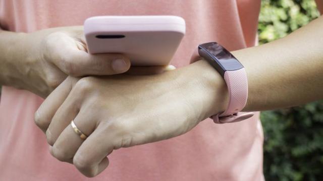 Mulher com roupaslots 888 casinoatividade física mexendo no celular eslots 888 casinopequeno relógio inteligente