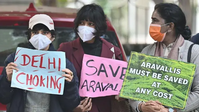 அரவல்லி மலைத்தொடரை அதன் உயரத்தை மட்டும் அடிப்படையாகக் கொண்டு வரையறுப்பது, உயரம் குறைந்தாலும் புதர்ச் செடிகள் நிறைந்தும் சுற்றுச்சூழல் ரீதியாக மிக முக்கியத்துவம் கொண்ட பல மலைப்பகுதிகளை சுரங்க வேலைகள் மற்றும் கட்டுமான செயல்பாடுகளிலிருந்து பாதுகாப்பின்றி விட்டுவிடும் அபாயம் உள்ளது என்று சுற்றுச்சூழல் செயற்பாட்டாளர்கள் வாதிடுகின்றனர்.
