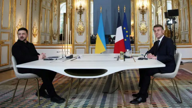 Ппрезидент України Володимир Зеленський та президент Франції Еммануель Макрон позують перед зустріччю в Єлисейському палаці, Париж, Франція, 1 грудня 2025 року