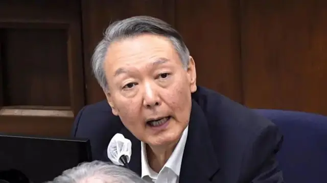 သမ္မတ ယွန်း ဟာ ၂၀၂၄ ခုနှစ်မှာ နိုင်ငံကို စစ်အုပ်ချုပ်ရေး ကြေညာဖို့ကြိုးပမ်းခဲ့တာကြောင့် အာဏာမှ ဖယ်ရှားခံခဲ့ရပါတယ်။