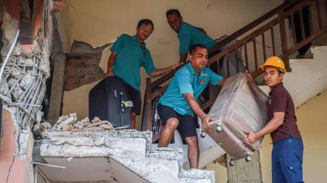 Pegawai hotel mengamankan barang-barang milik wisatawan dari gedung Hotel Jayakarta yang rusak akibat gempa di Labuan Bajo, Manggarai Barat, Nusa Tenggara Timur (NTT), Sabtu (15/8/2026). Badan Meteorologi, Klimatologi, dan Geofisika menyatakan gempa bumi berkekuatan 6,2 magnitudo dengan kedalaman 10 km di 46 kilometer timur laut Labuan Bajo itu terjadi pada pukul 06.13 WITA setelah sebelumnya gempa berkekuatan M 7,7 juga terjadi di timur laut Mbay Nagekeo, NTT.