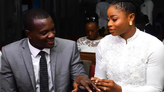 Tọkọtaya Christiana ati Kayode Alabi nibi igbeyawo wọn.