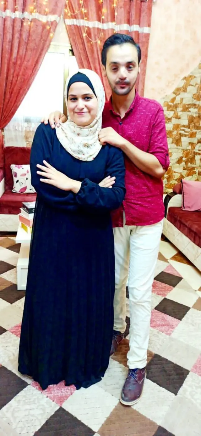 صورة للزوجين محمد ونورة أبو القمبز في منزلهما قبل الحرب في غزة