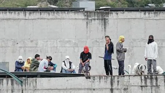 Para penghuni penjara Turi di Cuenca masih menyandera beberapa penjaga, setelah kerusuhan yang terjadi pada hari Senin.