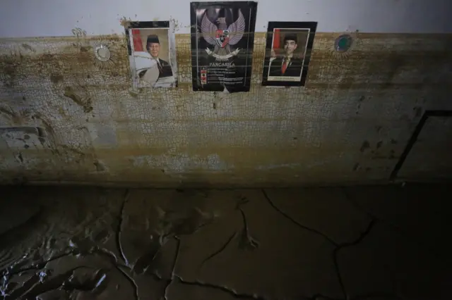 Poster Presiden Republik Indonesia Prabowo Subianto dan Wakil Presiden Gibran Rakabuming Raka serta burung garuda tertempel di ruang kelas sekolah Dasar Negeri 3 Tripe Jaya yang tertimbun material lumpur pasca bencana di Desa Uye Beriring, Kecamatan Tripe Jaya, Gayo Lues, Aceh, Sabtu (20/12/2025).