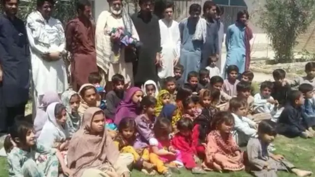 పిల్లలతో అబ్దుల్ మజీద్