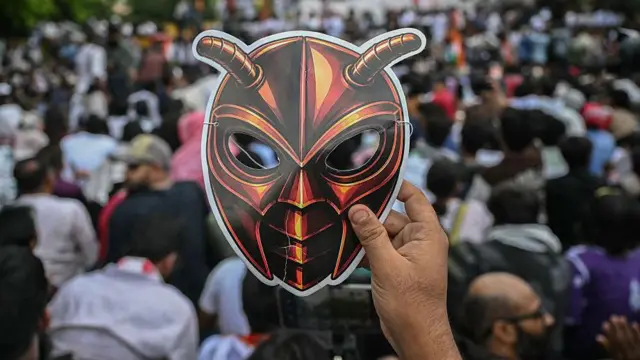 कॉकरोच की आकृति वाले मास्क पहने काफी लोग प्रदर्शन में शामिल हुए. 