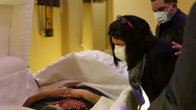 মৃত আত্মীয়ের কফিনের পাশে শোকার্ত মানুষ (ফাইল ফটো)