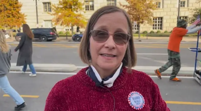 Donna Denison, eleitora independente, em comício de Kamala Harris