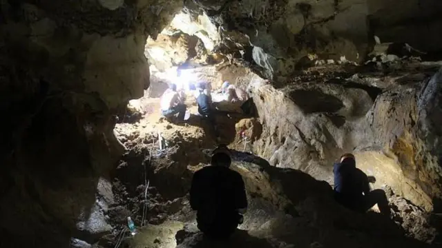 Des chercheurs fouillent des sédiments dans des grottes du sud de la Chine