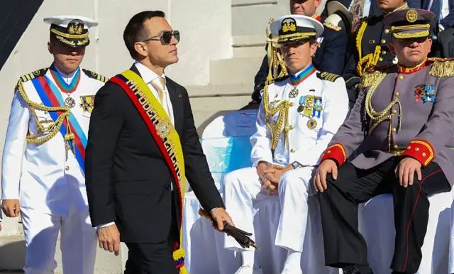 Daniel Noboa rodeado de jefes de las fuerzas de seguridad ecuatorianas
