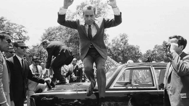 دورہ پاکستان کے دوران صدر نکسن ایک لیمو گاڑی سے اتر رہے ہیں