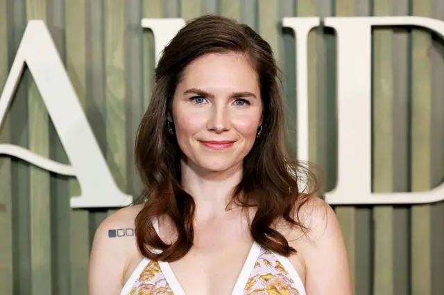 Amanda Knox asiste al estreno de "The Twisted Tale Of Amanda Knox" de Hulu en la Sociedad Histórica de Nueva York el 19 de agosto de 2025 en la ciudad de Nueva York.