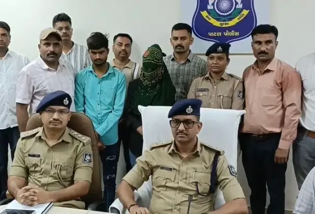 पोलिसांनी दोघांना अटक केल्यानंतरचा फोटो.
