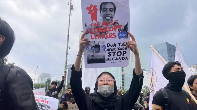 Xotin va qaynona sohilda