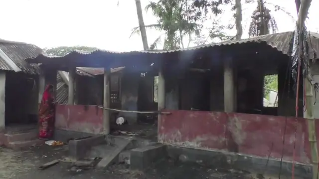 আগুনে পোড়া বাড়ি