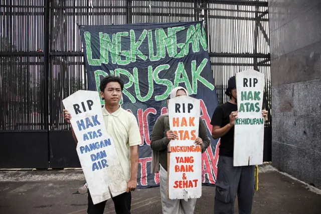 Aktivis lingkungan dari organisasi Walhi mendirikan tenda dan memberikan pidato selama peringatan Hari Bumi ke-56 di depan gedung DPR di Jakarta, Indonesia, pada 24 April 2026.