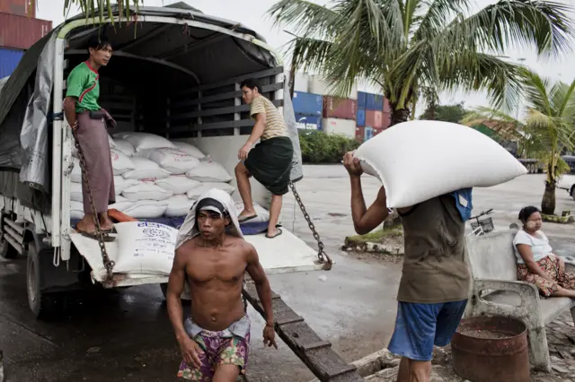 ဆန်ကြမ်းတစ်အိတ် ကို ကျပ် ၆သောင်းအထိဖြစ်လာ