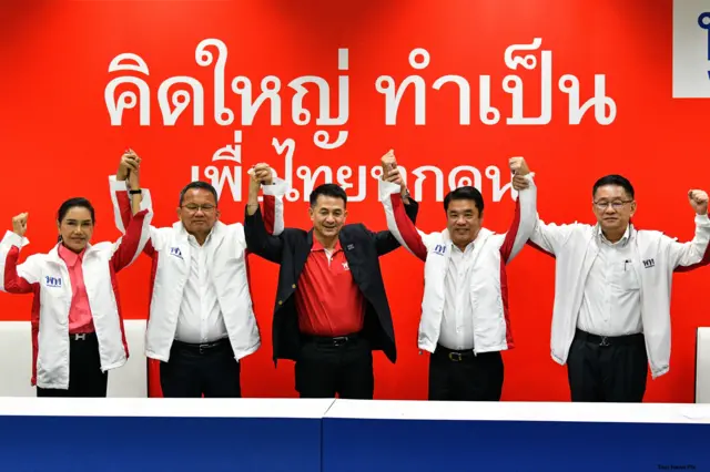 23 มี.ค. นายสมศักดิ์ เทพสุทิน พร้อมนางอนงค์วรรณ เทพสุทินภรรยา และนายสุริยะ จึงรุ่งเรืองกิจ เดินทางเข้าพรรคเพื่อไทย สวมเสื้อใหม่ของพรรคที่เคยอยู่ ลงสนามเลือกตั้งครั้งนี้ เดิมเคยเป็นหนึ่งในกลุ่มบ้านใหญ่ที่สำคัญให้กับพรรคพลังประชารัฐ