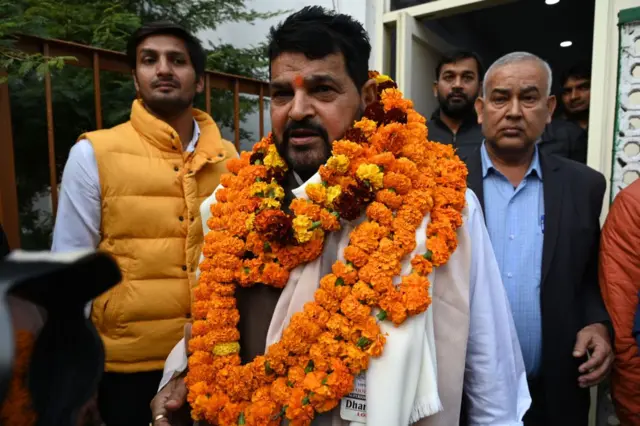 ফেডারেশনের নির্বাচনে সঞ্জয় সিং সভাপতি হিসাবে ঘোষণা হওয়ার পর উৎসবমুখর ব্রিজভূষণ শরণ সিং ও তাঁর সমর্থকেরা।