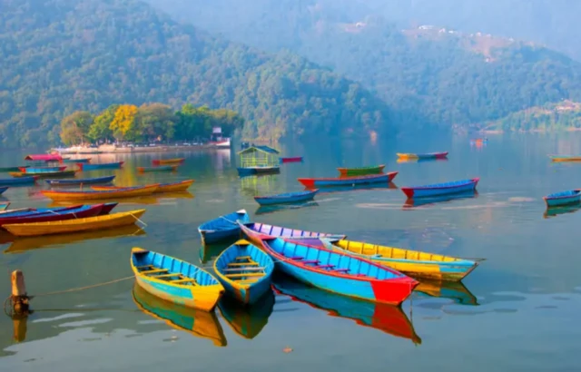 ਦੁਨੀਆਂ ਦੇ ਸਭ ਤੋਂ ਗਰੀਬ ਦੇਸ਼ਾਂ ਵਿੱਚੋਂ ਇੱਕ ਨੇਪਾਲ ਦੀ ਅਰਥ-ਵਿਵਸਥਾ ਆਰਥਿਕ ਸਹਾਇਤਾ ਅਤੇ ਸੈਰ-ਸਪਾਟੇ 'ਤੇ ਨਿਰਭਰ ਕਰਦੀ ਹੈ