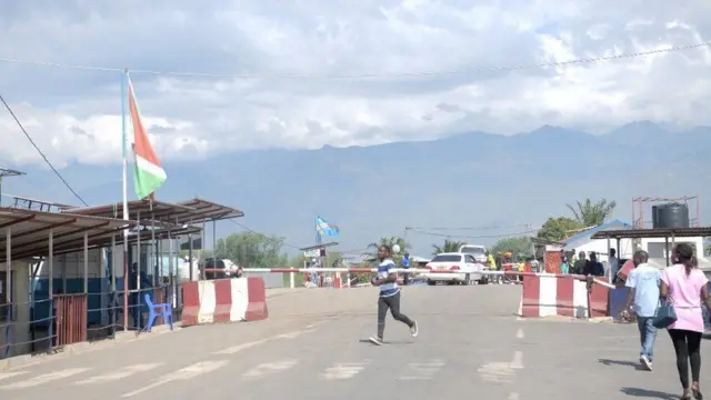 Abantu barimo umugore bagenda ku mupaka wa Gatumba w'u Burundi na RDC 