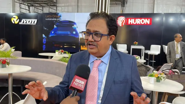 રવિવારે રાજકોટના મોરબી રોડ ખાતે યોજાયેલી વાઇબ્રન્ટ ગુજરાત ગ્લોબલ ઇન્વેસ્ટર્સ સમિટ એટલે કે વાઇબ્રન્ટ ગુજરાતના પ્રથમ દિવસે દેશના ટોચના ઉદ્યોગપતિઓ હાજર રહ્યા હતા. મુકેશ અંબાણી, અદાણી ગુજરાત બીબીસી ગુજરાતી