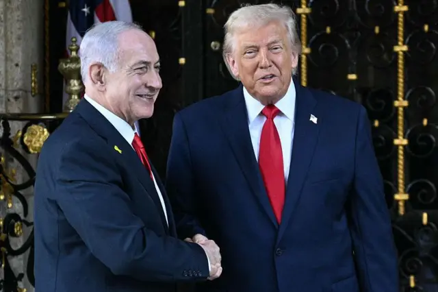 دونالد ترامپ، رئیس جمهور امریکا و بنیامین نتانیاهو نخست وزیر اسرائیل با هم دست داده‌اند.