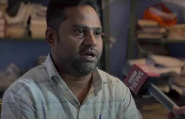 শিক্ষক মুহাম্মদ উবায়েদ খান জানিয়েছেন, সংসার চালাতে মাদ্রাসায় পড়ানোর পাশাপাশি বিকল্প ব্যবস্থা নিতে হয়েছে তাকে। 