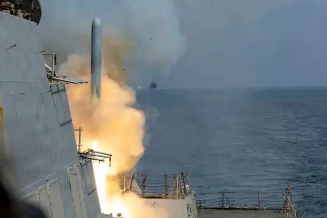 Arleigh Burke sınıfı güdümlü füze destroyeri USS Delbert D. Black (DDG 119), 28 Şubat 2026'da Epic Fury Operasyonu'nu desteklemek amacıyla bir Tomahawk Kara Saldırı Füzesi (TLAM) ateşliyor.