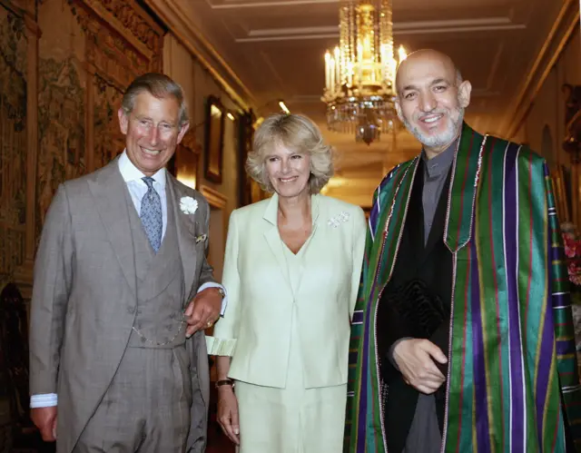 ۱۹ جولای ۲۰۰۵، شاهزاده چارلز و همسرش کامیلا با حامد کرزی، رئيس جمهور افغانستان در لندن