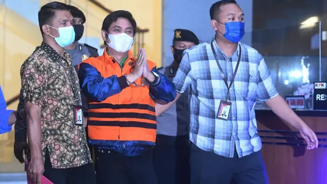 Tersangka kasus dugaan suap izin usaha pertambangan di Tanah Bumbu Mardani H Maming (tengah) mengenakan rompi tahanan usai menjalani pemeriksaan di gedung KPK, Jakarta, Kamis (28/7/2022). KPK resmi menahan mantan Bupati Tanah Bumbu tersebut setelah sebelumnya sempat menjadi DPO KPK. 