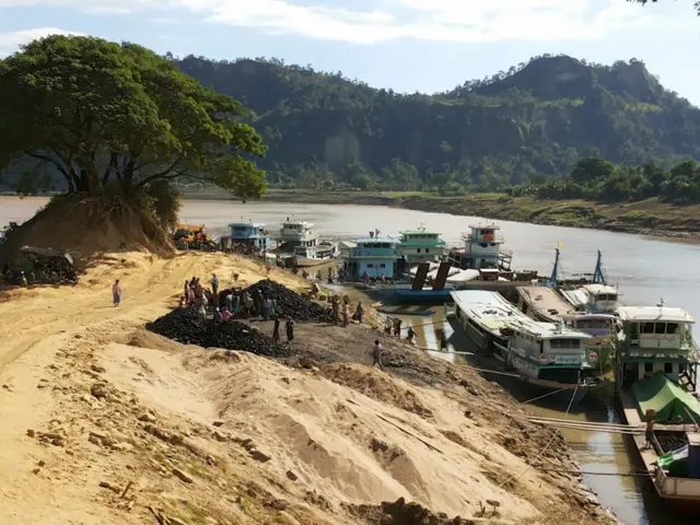 ကျောက်မီးသွေးတွေကို အရင်က ရေကြောင်းကနေ တင်ပို့ခဲ့ကြ 