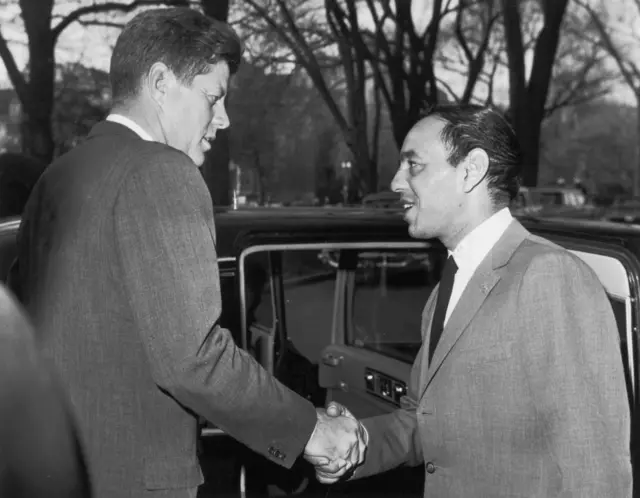 El presidente estadounidense John F. Kennedy recibe al rey marroquí Hassan II en la Casa Blanca.