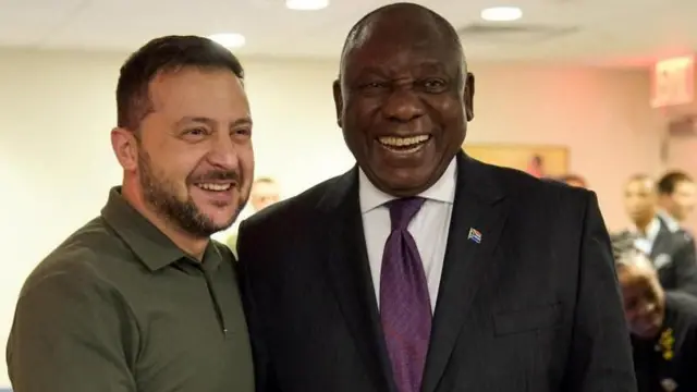 Rais wa Ukraine Volodymyr Zelenskiy na Rais wa Afrika Kusini Cyril Ramaphosa wakipeana mikono na kutabasamu kabla ya mkutano wao kando ya kikao cha Baraza Kuu la Umoja wa Mataifa huko New York City tarehe 19 Septemba 2023.